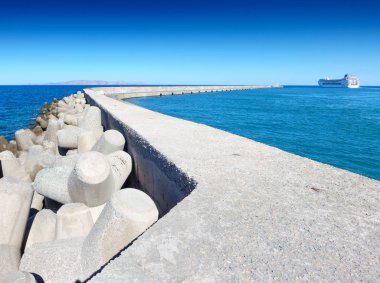 Deniz manzarası kayalar ve uzun iskele, Heraklion, Yunanistan