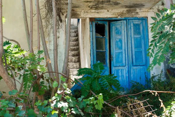 Casa Velha Arruinada Porta Frente Com Plantas Árvores Creta Grécia — Fotografia de Stock