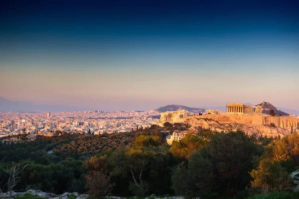 Acrópolis Atenas Rodeada Frondoso Follaje Grecia — Foto de Stock