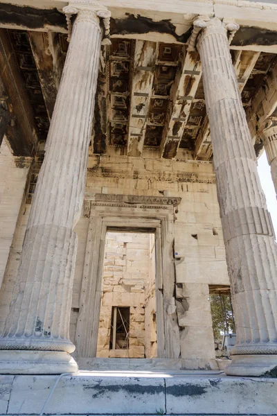 Vista Ângulo Baixo Colunas Architectural Erechtheum Atenas Greece Europa — Fotografia de Stock