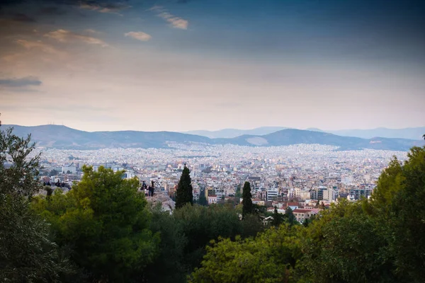 町と青空 アテネ ギリシャ山の風光明媚な景色 — ストック写真