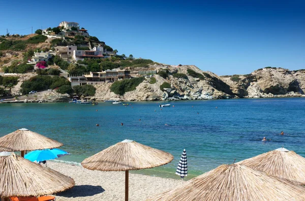 Vista Sombrilla Playa Con Casas Costeras Colina Heraklion Grecia — Foto de Stock