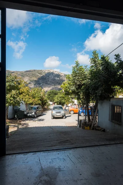 Visa Bilar Garage Framför Hill Heraklion Grekland — Stockfoto