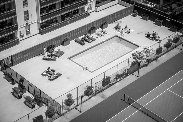 People Relaxing Swimming Pool Next Tennis Court Toronto Canada — Stock Photo, Image