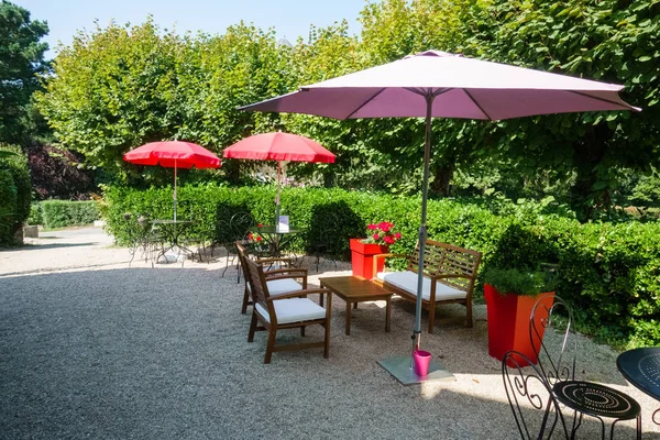 Geregeld Van Stoelen Tafels Onder Parasols Een Restaurant Bretagne Frankrijk — Stockfoto