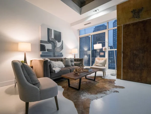 Modern döşenmiş oturma odası iç