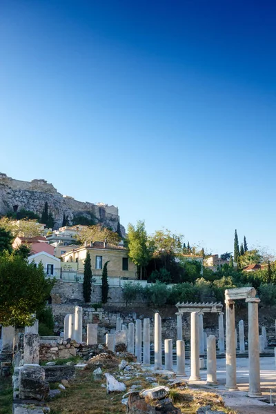 Antike Säulen Und Wohngebäude Athen Griechenland — Stockfoto