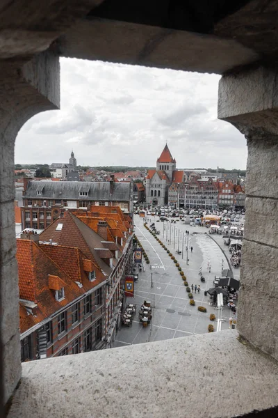 Telhados Edifícios Residenciais Rua Através Buraco Parede Tournai Bélgica — Fotografia de Stock