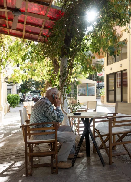 Hombre Mayor Hablando Por Teléfono Móvil Cafetería Aire Libre Heraklion —  Fotos de Stock