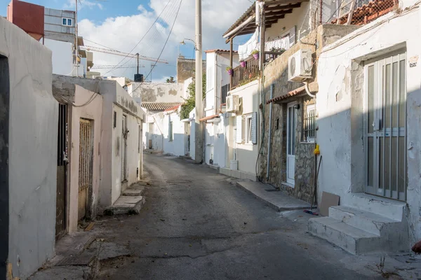 Beco Estreito Com Edifícios Residenciais Antigos Heraklion Grécia — Fotografia de Stock