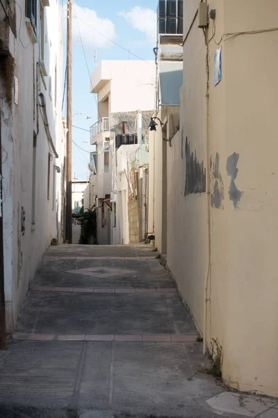 Ruelle Étroite Avec Murs Altérés Bâtiments Résidentiels Héraklion Grèce — Photo