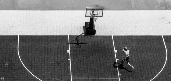 Vista Alto Ângulo Homem Jogando Basquete Toronto Canadá — Fotografia de Stock