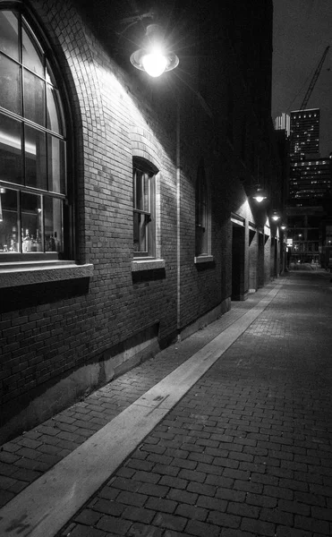 Φωτισμένη Πόλη Κτίριο Και Πεζοδρόμιο Κατά Διάρκεια Της Νύχτας Τορόντο — Φωτογραφία Αρχείου