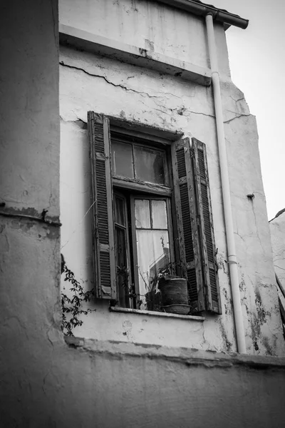 Vista Ângulo Baixo Janela Edifício Velho Grécia — Fotografia de Stock