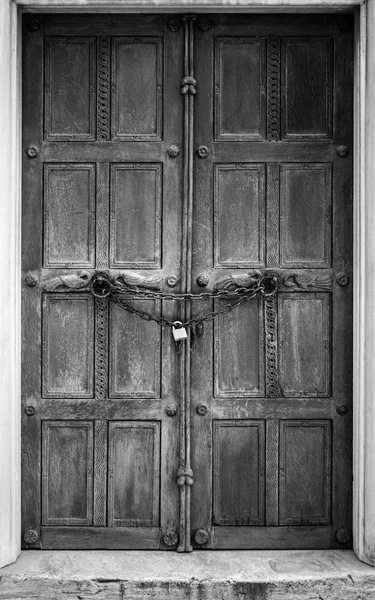 通向神圣使徒教会的历史性封闭门 — 图库照片