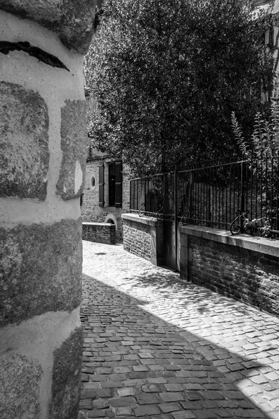 Blick Auf Eine Kopfsteinpflastergasse Der Altstadt Bretagne Frankreich Europa — Stockfoto