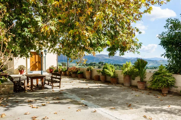 Bancos Mesa Una Terraza Del Edificio Grecia — Foto de Stock