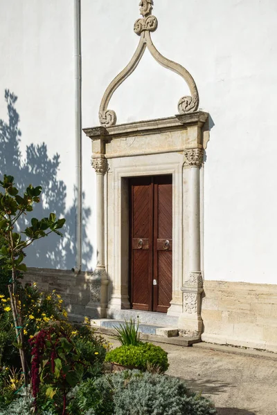 Una Puerta Madera Con Marco Arquitectónico Antiguo Grecia — Foto de Stock