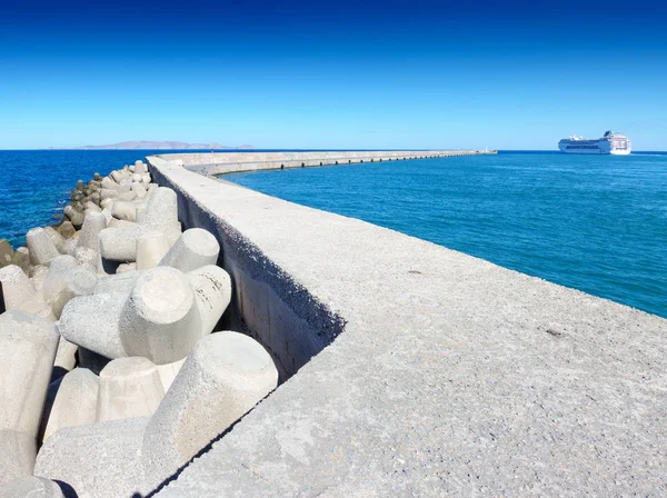 岩と長い桟橋 ギリシャ イラクリオン シースケープ — ストック写真