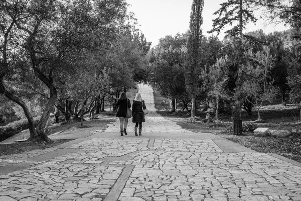 Vista Trasera Dos Mujeres Jóvenes Caminando Por Pasarela Peatonal Atenas —  Fotos de Stock