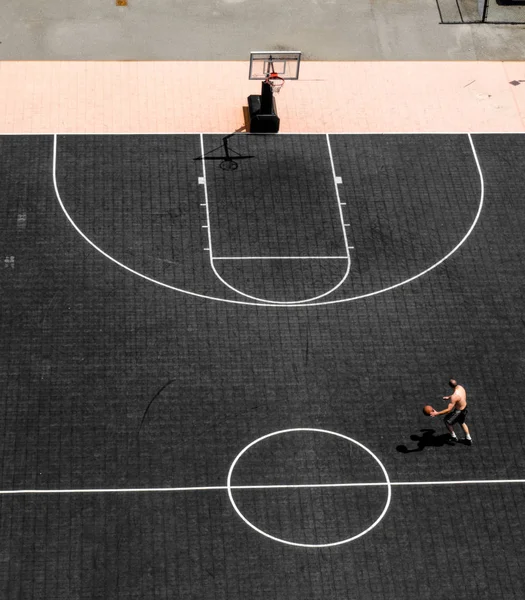 Μεγάλη Γωνία Άποψη Για Τον Άνθρωπο Παίζοντας Μπάσκετ Τορόντο Καναδάς — Φωτογραφία Αρχείου