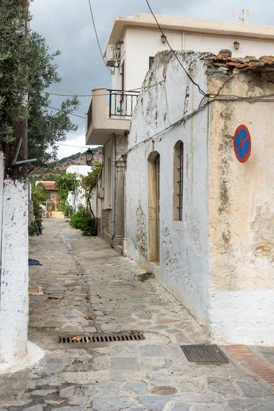 希腊克里特岛狭窄的小巷和旧住宅建筑 — 图库照片