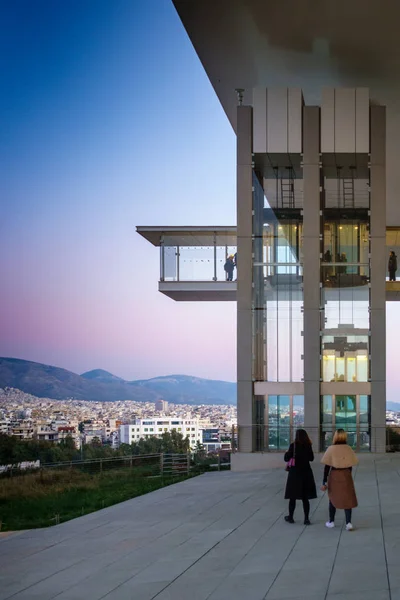 Visão Traseira Duas Mulheres Centro Cultural Fundação Stavros Niarchos Atenas — Fotografia de Stock