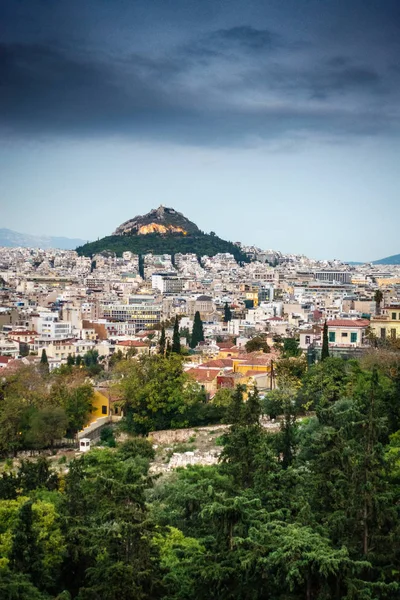 Malebný Pohled Města Horou Proti Zatažené Obloze Atény Řecko — Stock fotografie