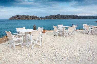Masa ve sandalyeler açık deniz Restoran karşısında düzenlenmiş