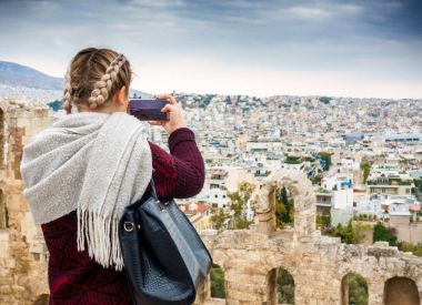 Genç kadın cep telefonu, Yunanistan Atina şehir yakalama