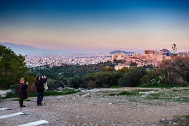 Akropolis - üstünde hareket eden telefon, Atina, Yunanistan Atina yakalama Çift
