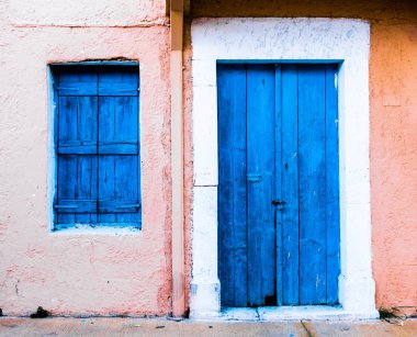 Ev ahşap kapısını kapalı