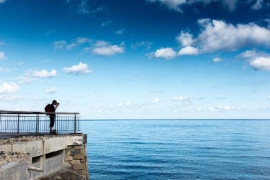 Deniz manzarası kayalar ve uzun iskele, Heraklion, Yunanistan