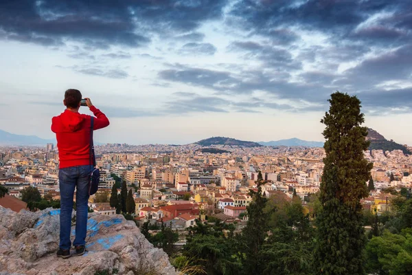 Joven Capturando Ciudad Atenas Teléfono Móvil Grecia — Foto de Stock
