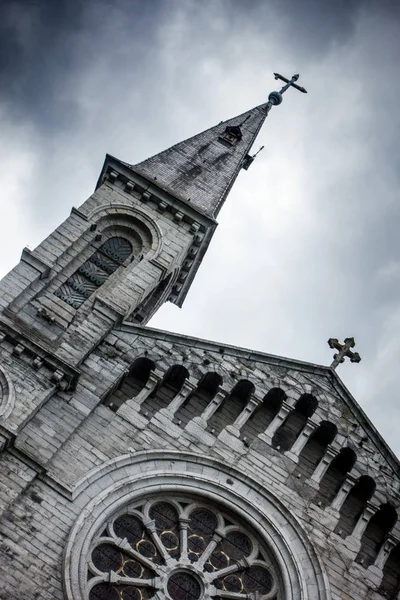 Nízký Úhel Pohledu Církve Tournai Belgie — Stock fotografie