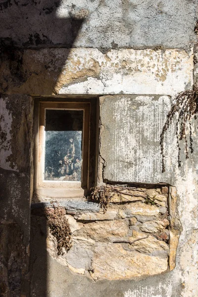 Fenster Der Alten Beschädigten Steinmauer — Stockfoto