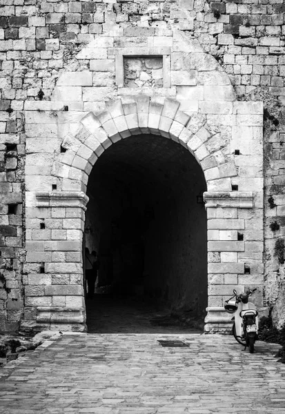 Skútr Zaparkovaný Vchodu Fortezza Rethymno Kréta Řecko — Stock fotografie