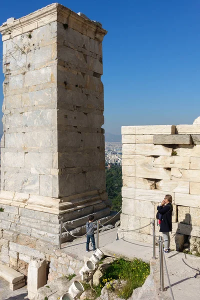 Matka Synowie Pobliżu Akropol Filar Athens Ateny Grecja — Zdjęcie stockowe