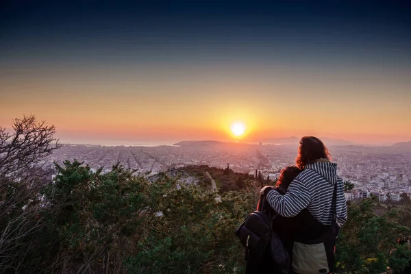 Achteraanzicht Van Een Paar Bezienswaardigheden Athene Stad Bij Zonsondergang Griekenland — Stockfoto