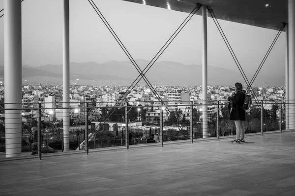 Vue Latérale Femme Centre Culturel Fondation Stavros Niarchos Athènes Grèce — Photo