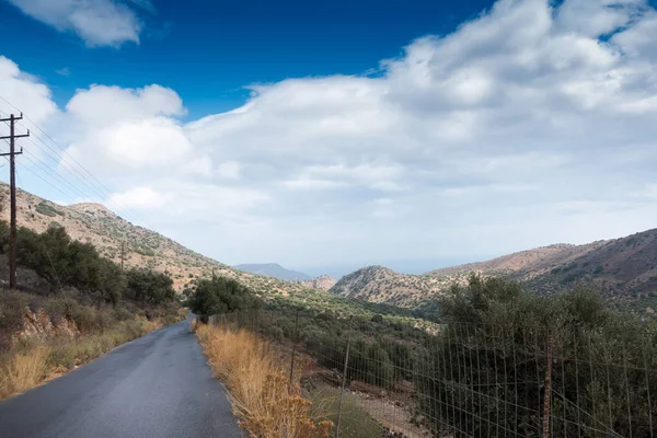 Malerischer Blick Auf Bergstraße Und Feld Vor Bewölktem Himmel Heraklion — Stockfoto