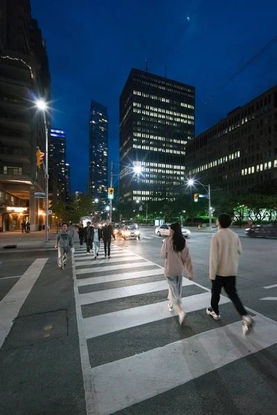 Menschen Überqueren Die Straße Von Toronto Kanada — Stockfoto