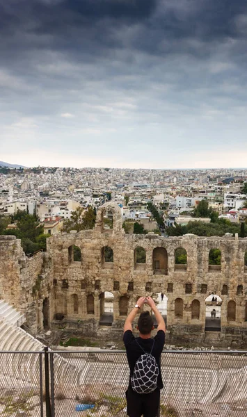 Touristen Fotografieren Odeon Von Herodes Atticus Und Stadtbild Mit Mobiler — Stockfoto