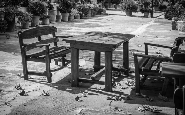 Sidovy Parkbänk Och Bord Solljus Grekland — Stockfoto