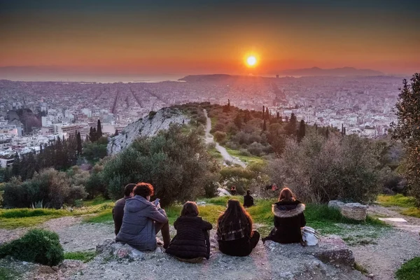 Grupo Jóvenes Visitando Ciudad Atenas Desde Las Montañas Grecia — Foto de Stock