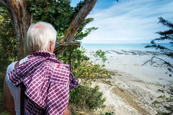 Achterzijde Bekijken Van Oude Man Die Het Strand Bretagne Frankrijk — Stockfoto