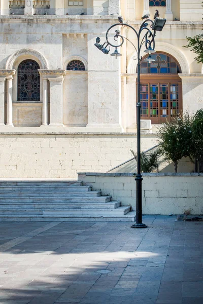 Gatubelysningen Gångstig Framför Byggnaden Heraklion Grekland — Stockfoto