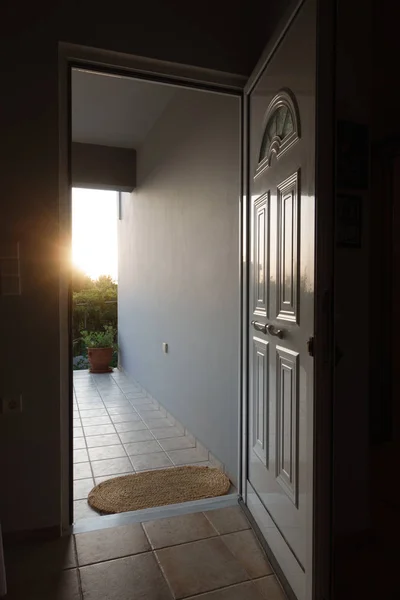 Soleil Brille Par Porte Ouverte Maison — Photo