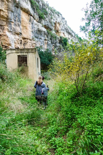 Rear View Mother Son Walking Amidst Lush Foliage Greece — Stock Photo, Image