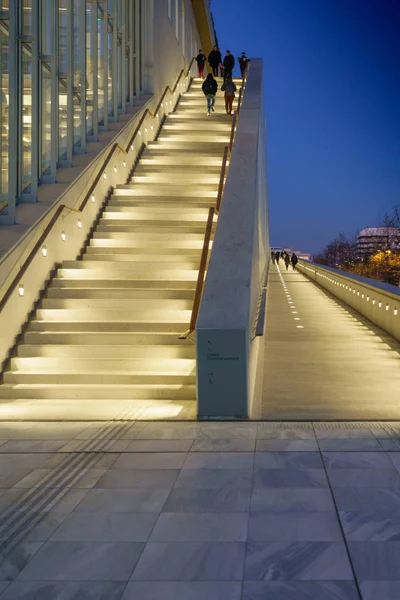 Vista Bajo Ángulo Del Grupo Personas Subiendo Escaleras Iluminadas Centro —  Fotos de Stock